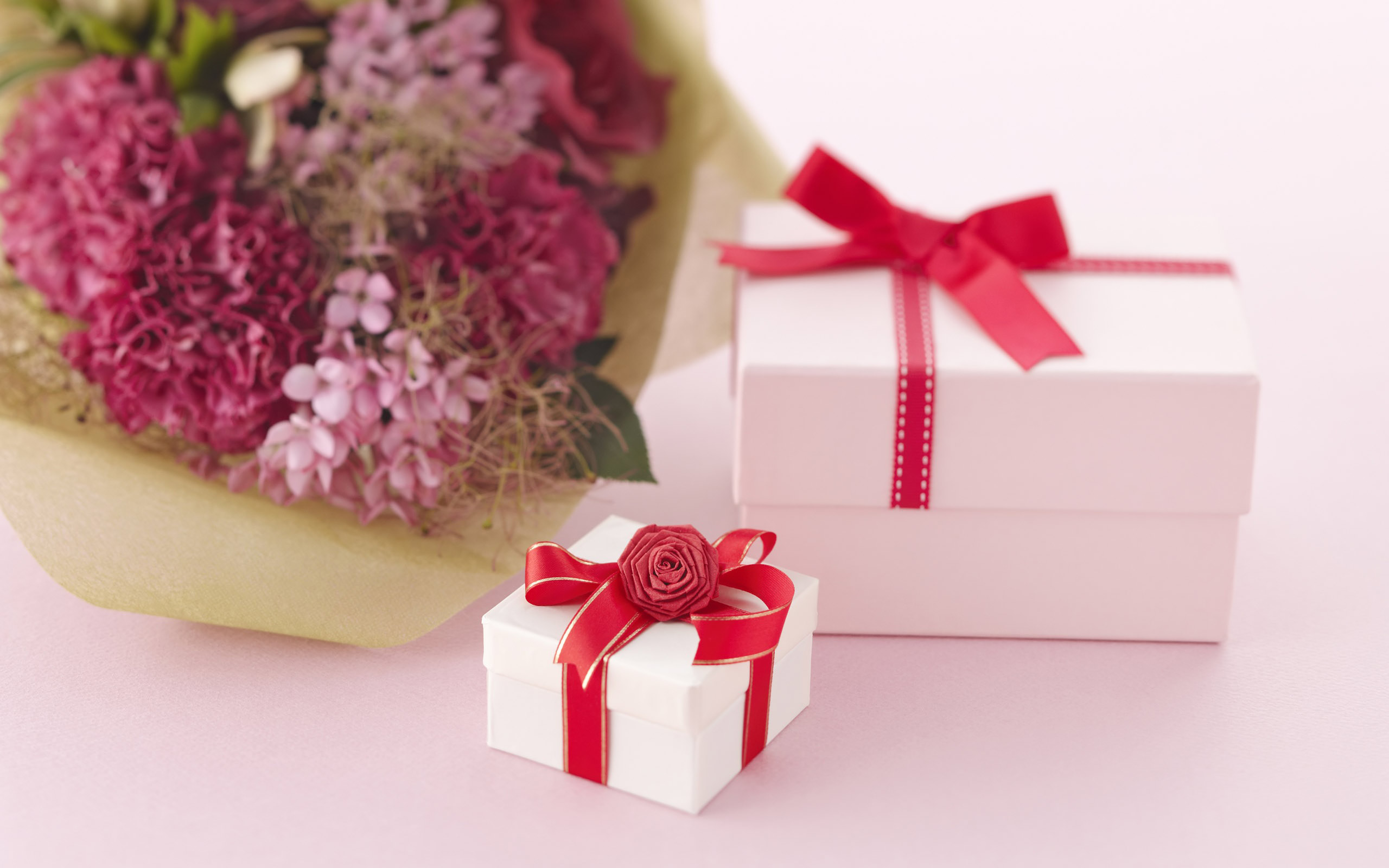 Подарить на день рождения девушке 19 лет. Цветы в подарок. Красивые подарки. Красивые цветы в подарок. Подарок с цветами.